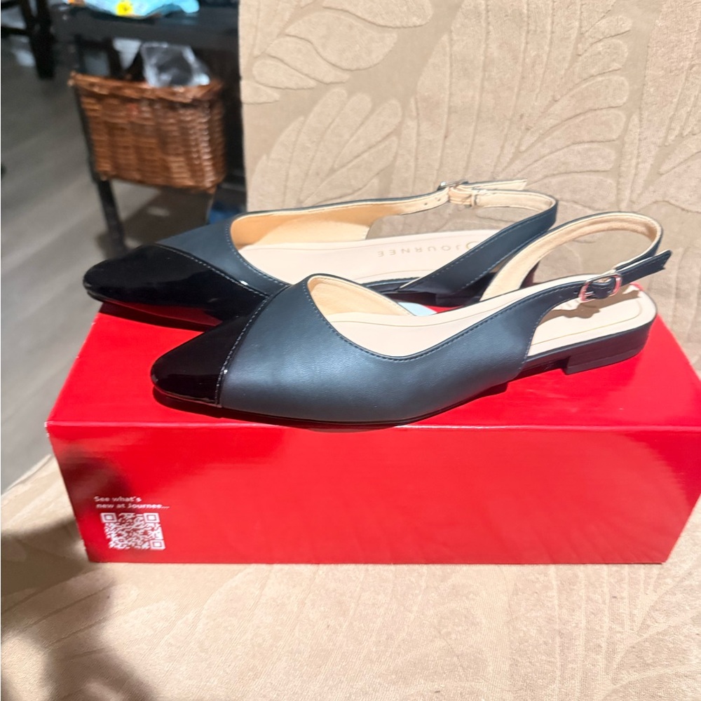 Journee Collection Black Pointed Slingback Flats - Picture 5 of 7